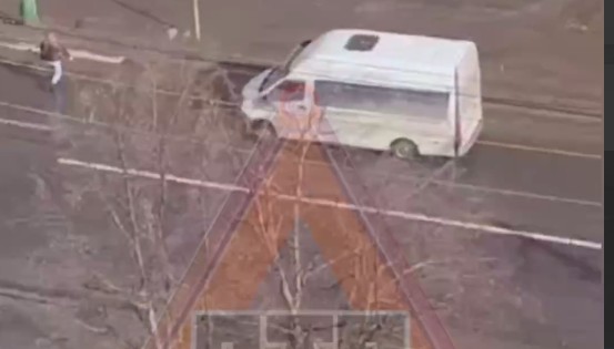 На улице Калинина в Пензе скрытая лужей яма повреждает автомобили