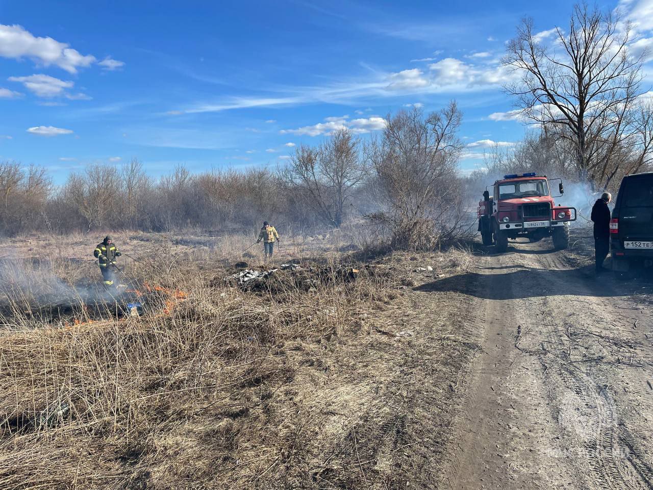 Огонь в квартире и на поле: два пожара случились в Лунинском районе