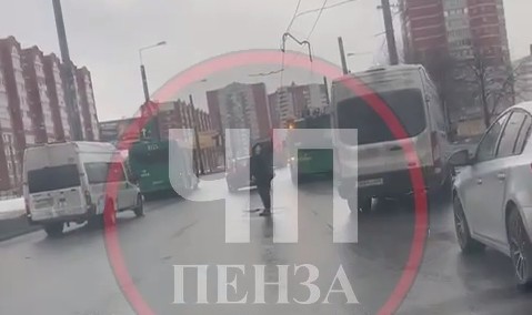 В Пензе на проспекте Строителей оборвались линии электропередач