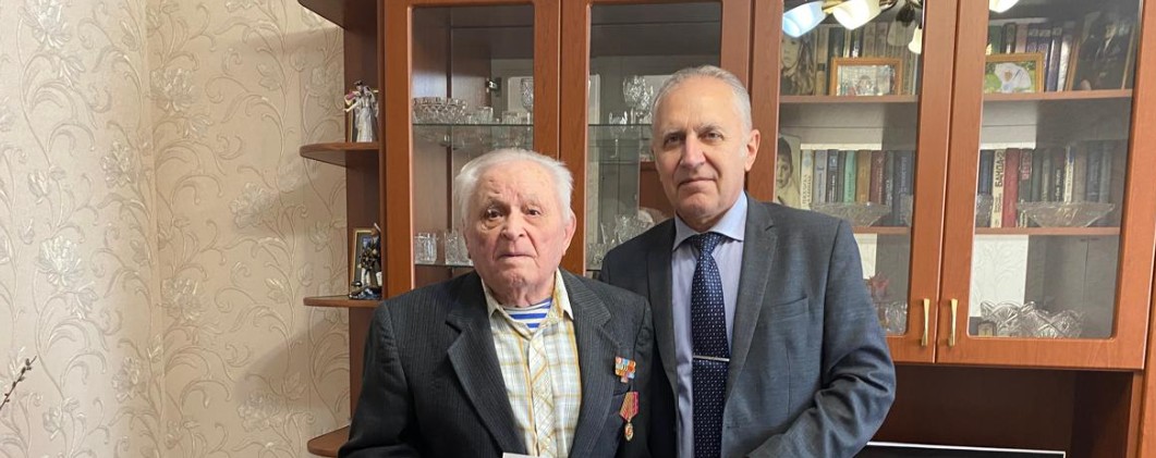 Глава Кузнецка вручил ветеранам медали к 80-летию Победы