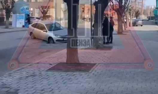 «Лада Гранта» угодила в дорожную ловушку в центре Пензы