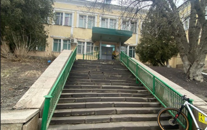 «Можно сломать шею»: пензенцы требуют ремонта лестницы в поликлинике №11