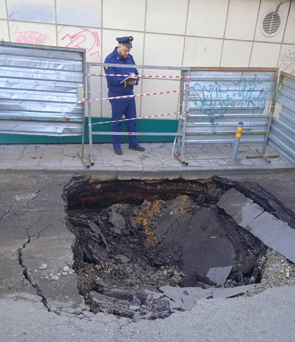 Прокуратура проверяет обстоятельства провала грунта под автомобилем в центре Пензы