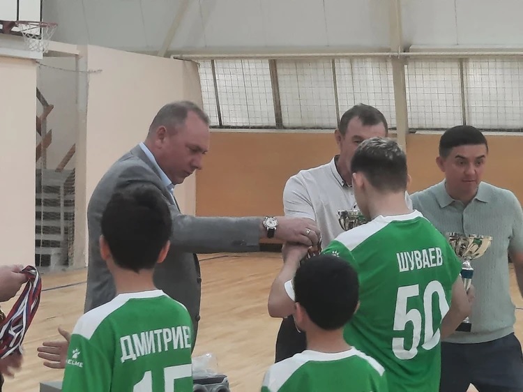 Владимир Вдонин поддержал юных футболистов новой формой