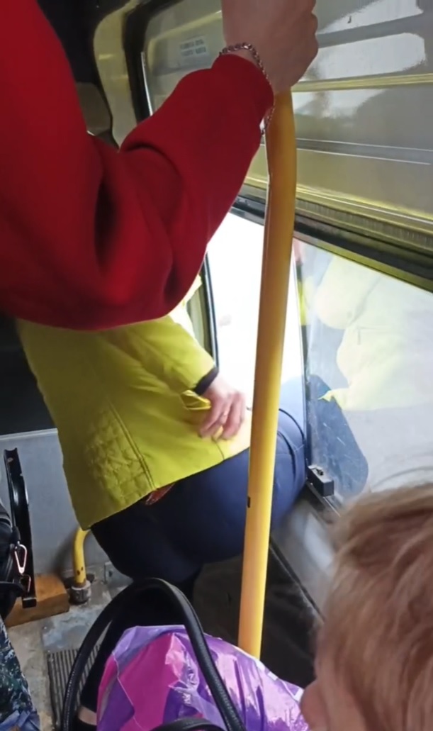 Жители Монтажного сняли на видео, как люди выходили через окно маршрутки