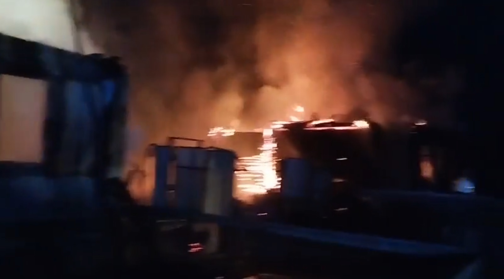 Пожар в селе Чаадаевка: два дома охватило огнем