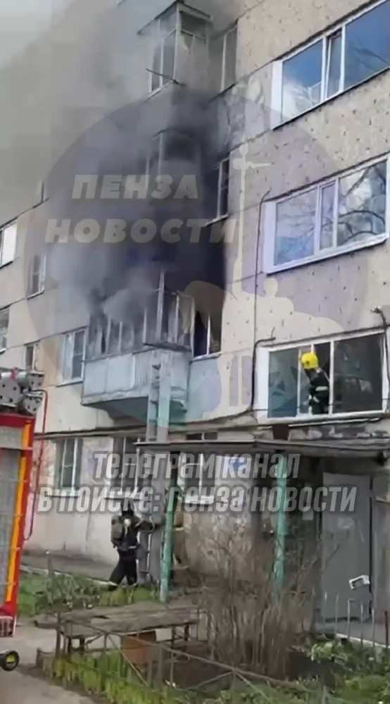 В Пензе 11 человек сумели потушить горящую квартиру на улице Карпинского