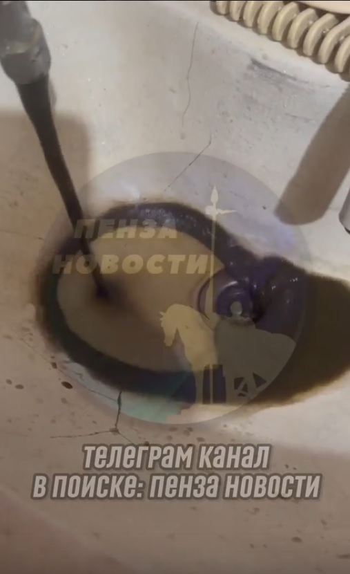 В поселке Городищенского района из водопроводных кранов течет вода цвета грязи