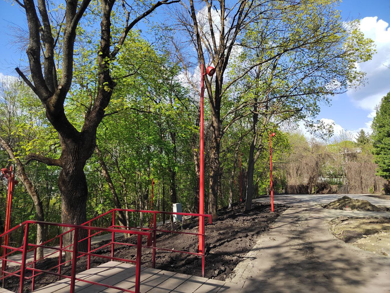 В Пензе на «Тропе здоровья» не станут перекрашивать красные фонари