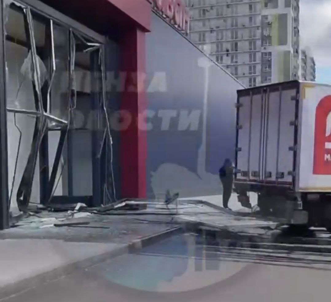 В Пензе грузовик «Магнита» протаранил стеклянную стену торгового центра