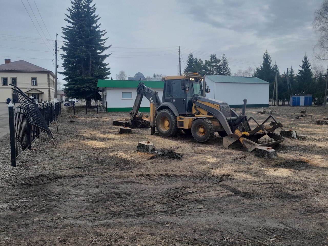 В Наровчате благоустраивают зону отдыха в парке по улице Советской