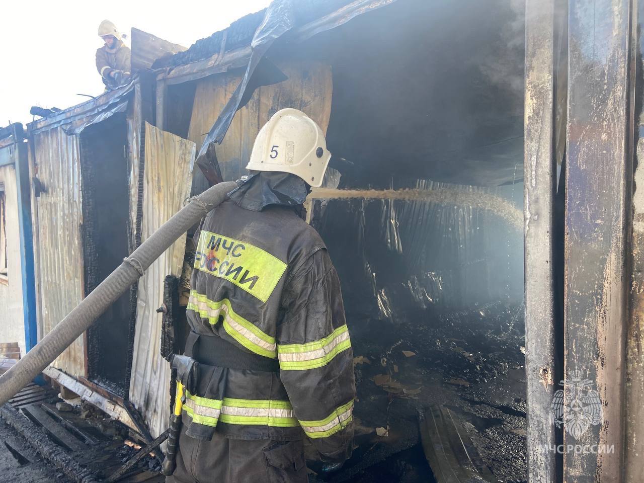 В Засечном пензенские пожарные начали тушить горящие бытовки