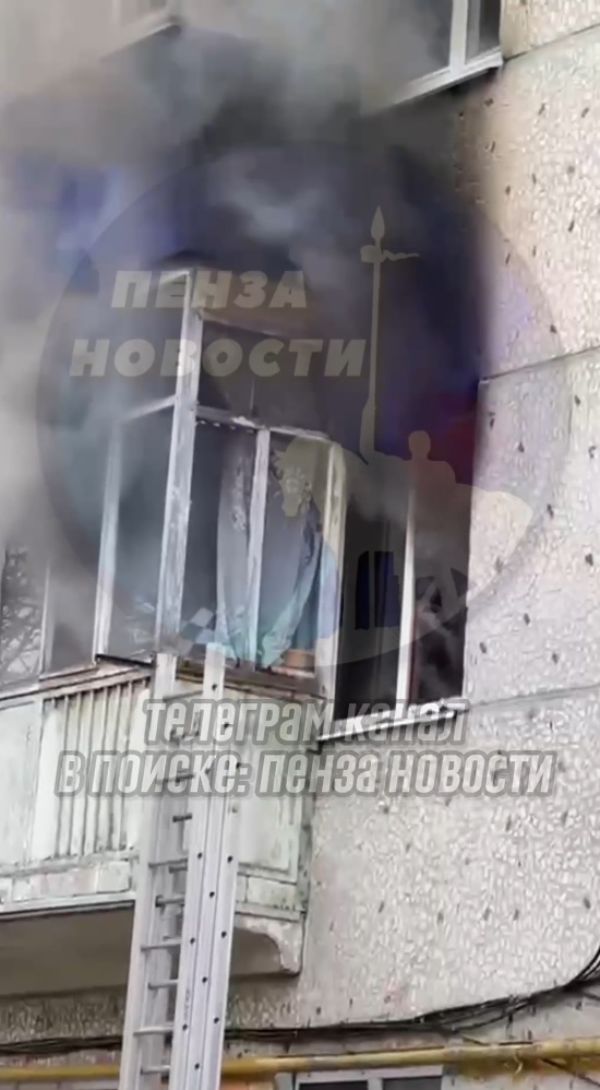 В Пензе на улице Карпинского загорелась квартира в пятиэтажке