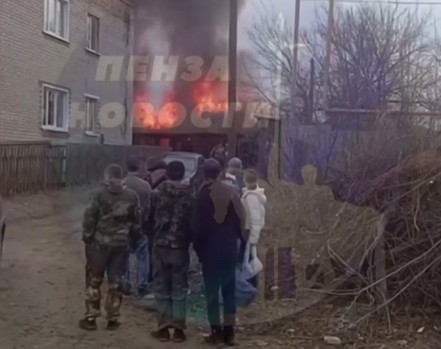 Очевидцы рассказали о горящем сарае в Сосновоборске
