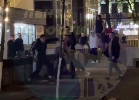 В центре Пензы опасно: две драки подростков ночью