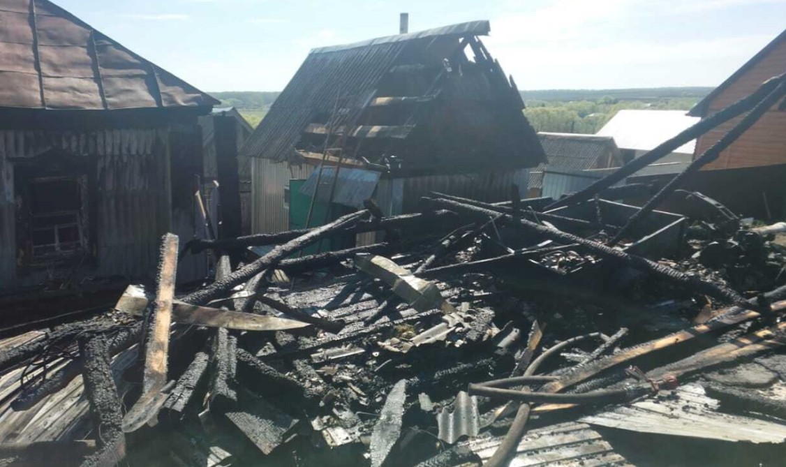Пожар уничтожил гараж и повредил дом в селе Каменского района