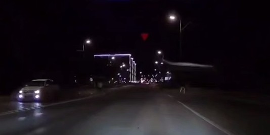 В Пензе сняли на видео опасные бега подростков через оживленную дорогу