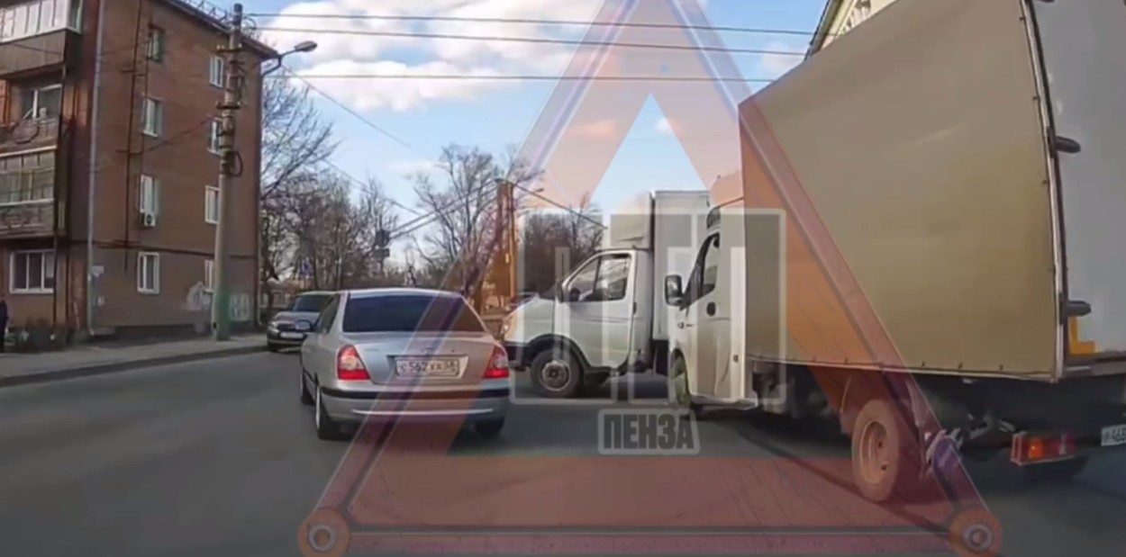 Две «Газели» столкнулись на съезде с моста Капашина в Пензе