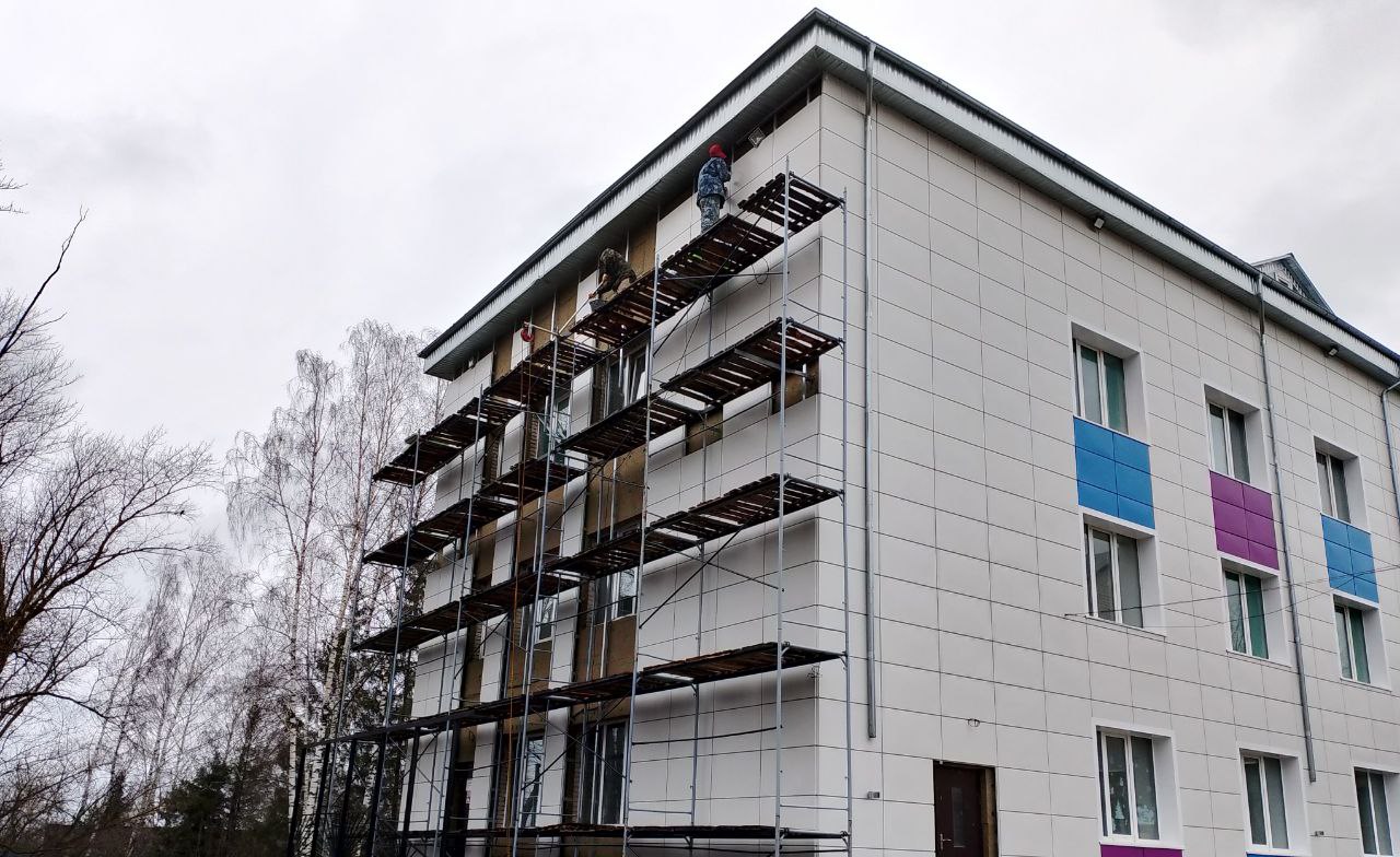 Новый фасад терапевтического корпуса в Иссинской больнице будет готов в ноябре