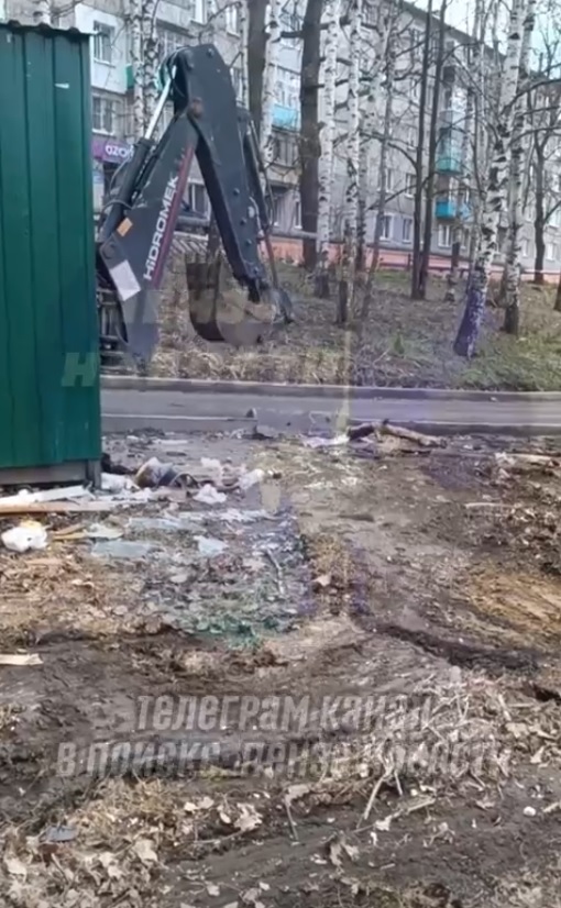 В Пензе при уборке мусора коммунальщики выдернули бордюр