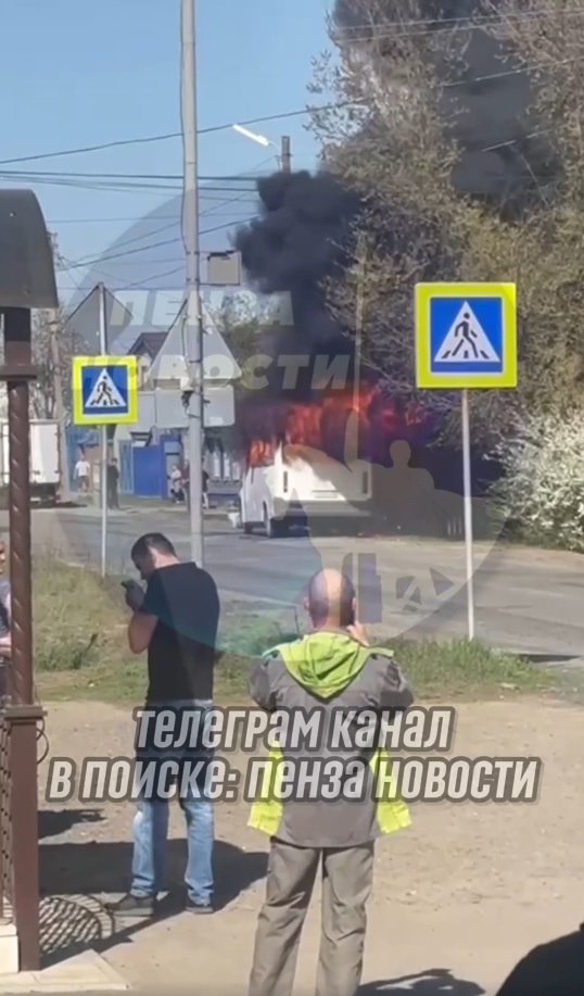 В Кузнецке на улице Строителей 8 пожарных тушили маршрутку