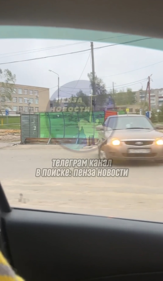 Стихия разбушевалась: ветер валит остановки и деревья в Пензенской области