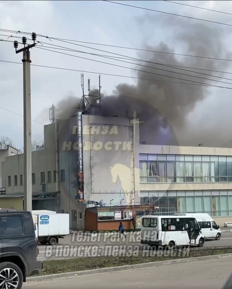 В Пензе загорелся торговый центр на улице Тепличная