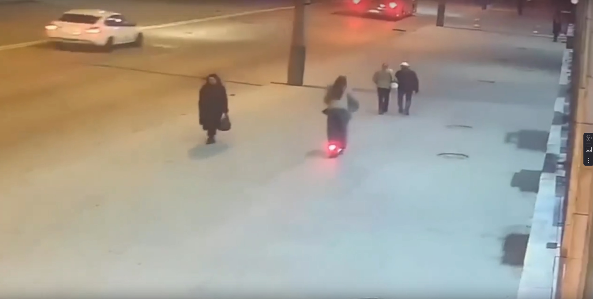 В Пензе девушка на электросамокате сбила пенсионеров и скрылась