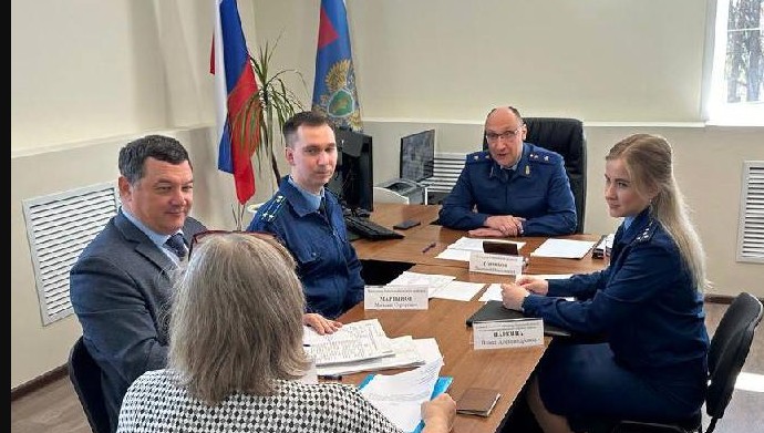 Жители Сосновоборского района пожаловались прокурору на плохие дороги