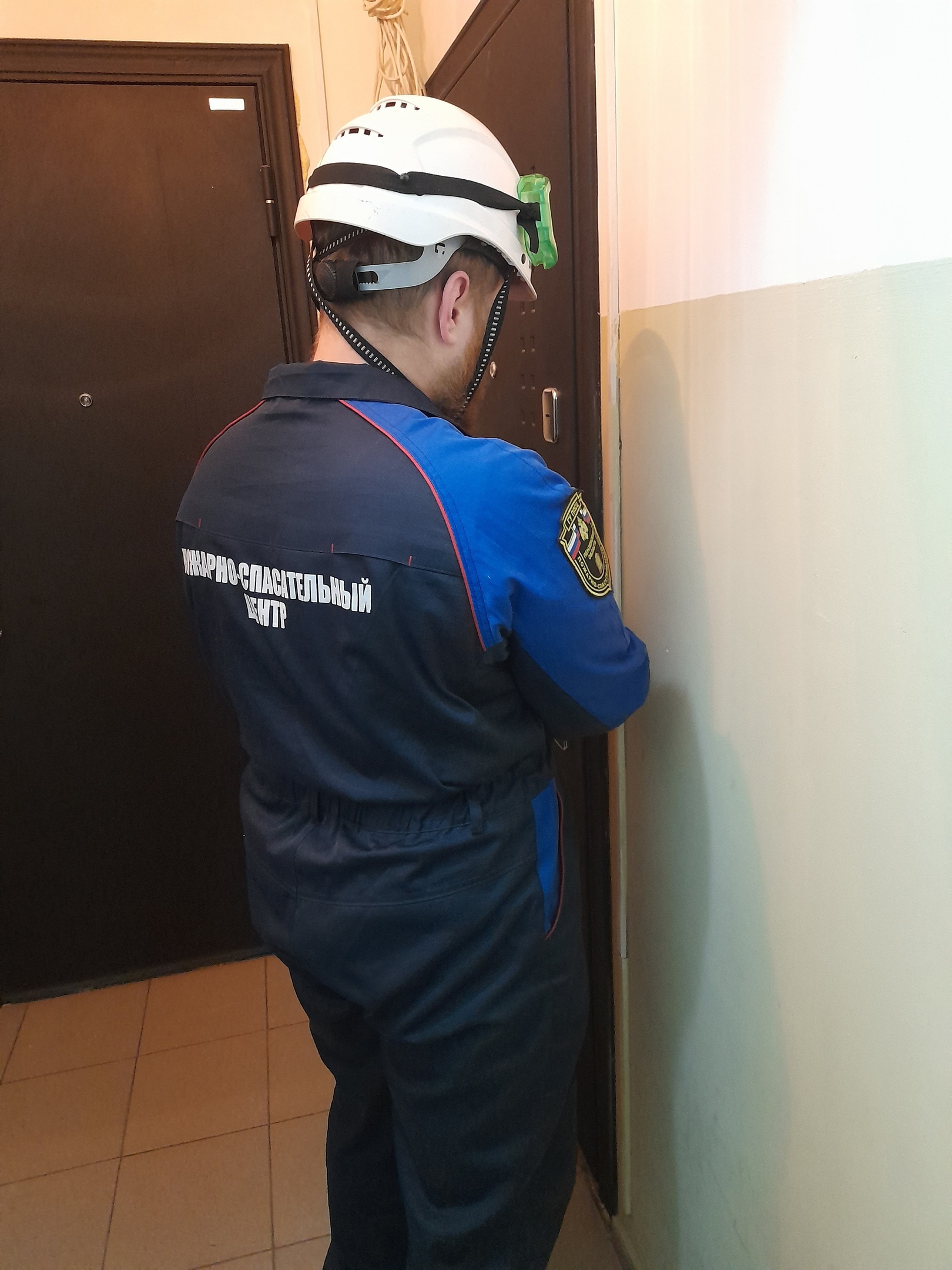 Трехлетний ребенок заперся в квартире в Засечном: спасатели пришли на помощь