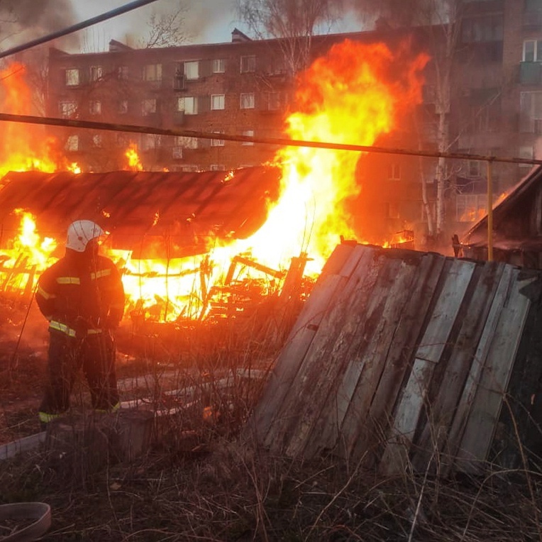 В Никольске поджигатель уничтожил надворные постройки
