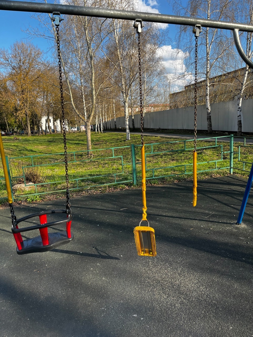 Администрация Спасска заплатит за травму ребенка на сломанных качелях