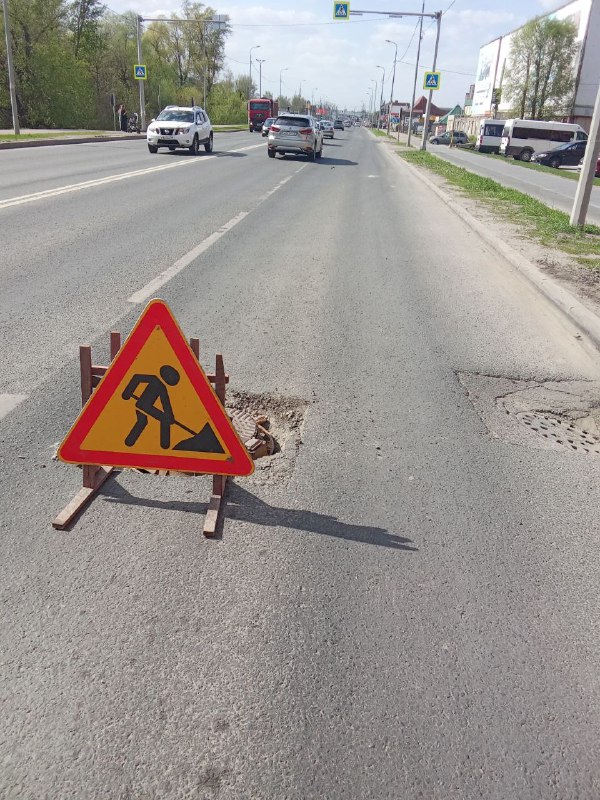 В Пензе на улице Измайлова из колодца убрали самокат и поставили знаки