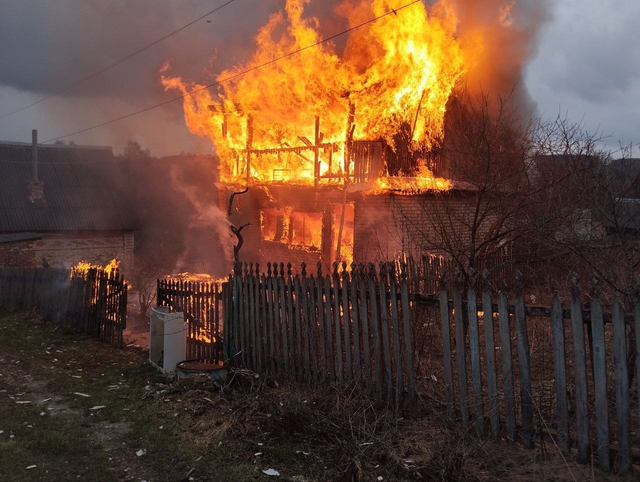 Дачный дом сгорел в Городищенском районе в выходные