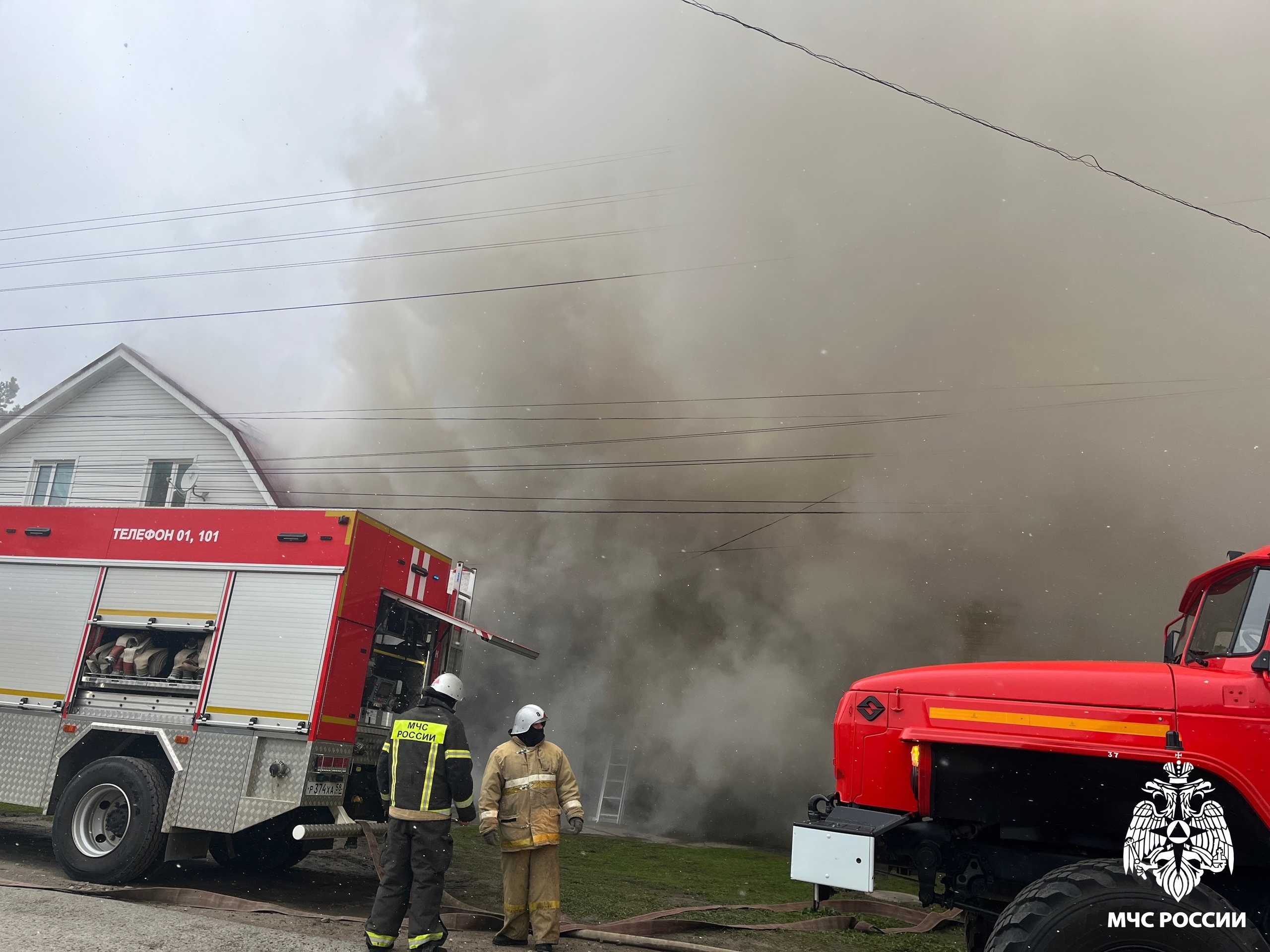 В Кузнецке из-за сильного пожара пришлось эвакуировать людей