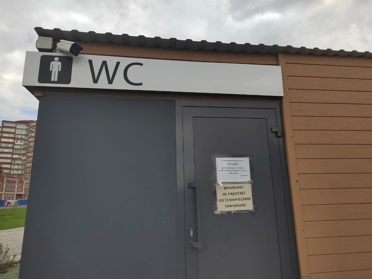 Туалеты на набережной Суры снова закрыты
