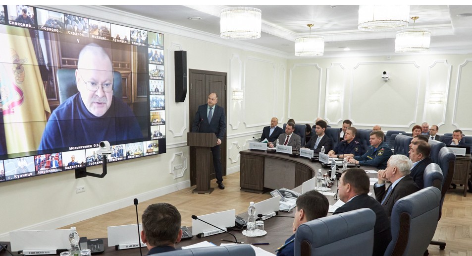 Олег Мельниченко поручил продлить проект по профилактике социального сиротства