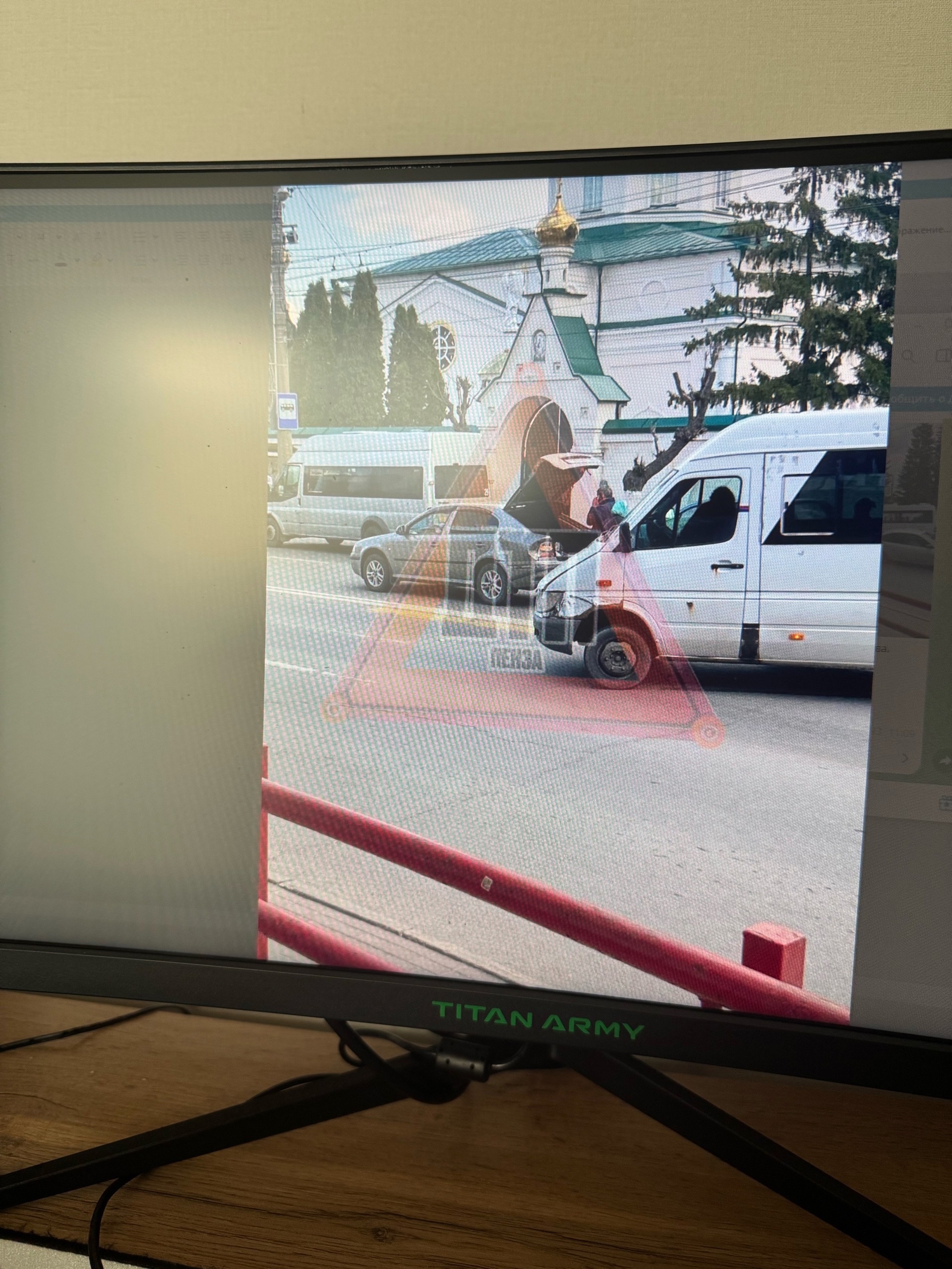 В Пензе на улице Кирова столкнулись маршрутка и легковой автомобиль