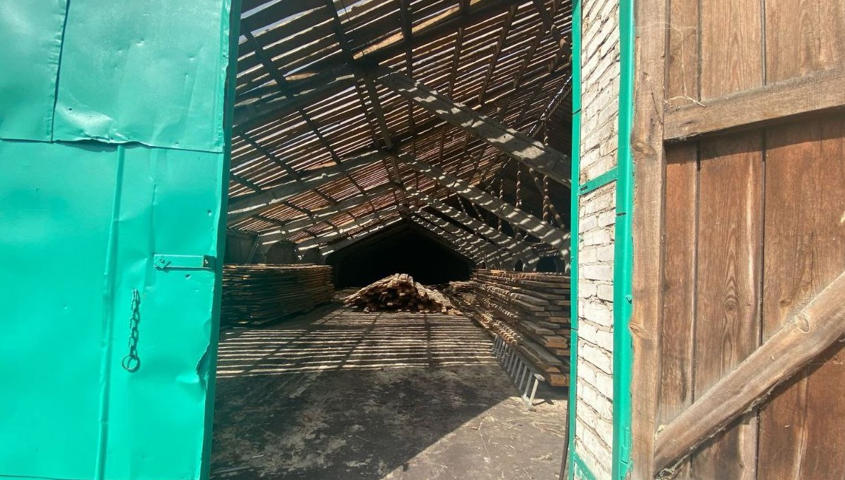 В Бековском районе возбуждено дело после падения плотника с крыши