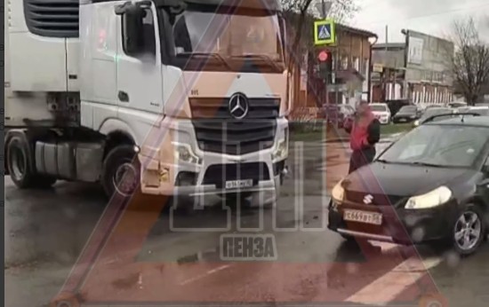 После столкновения фуры с легковушкой в Пензе образовалась пробка
