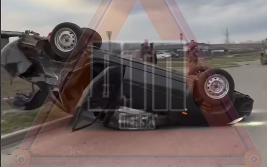 В Пензе Lada Granta перевернулась после столкновения с грузовиком