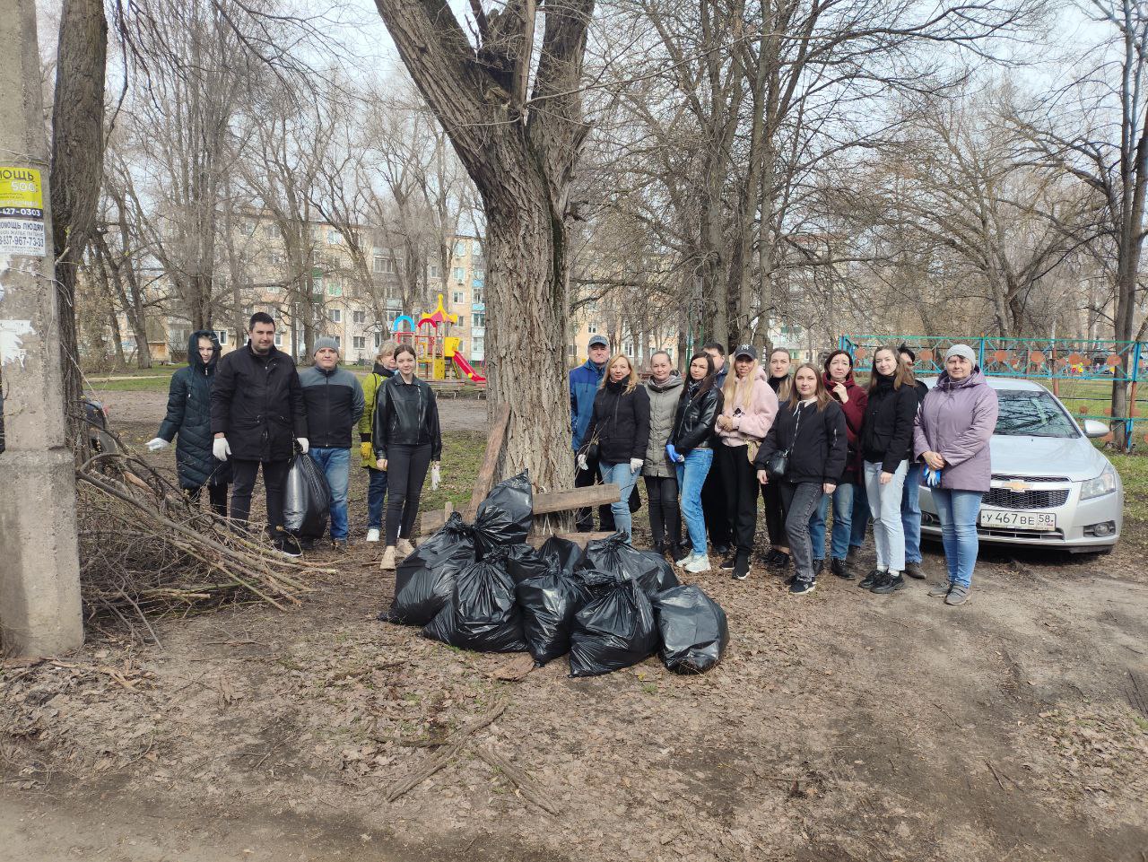 Пензенцы завершили месячник благоустройства общегородским субботником