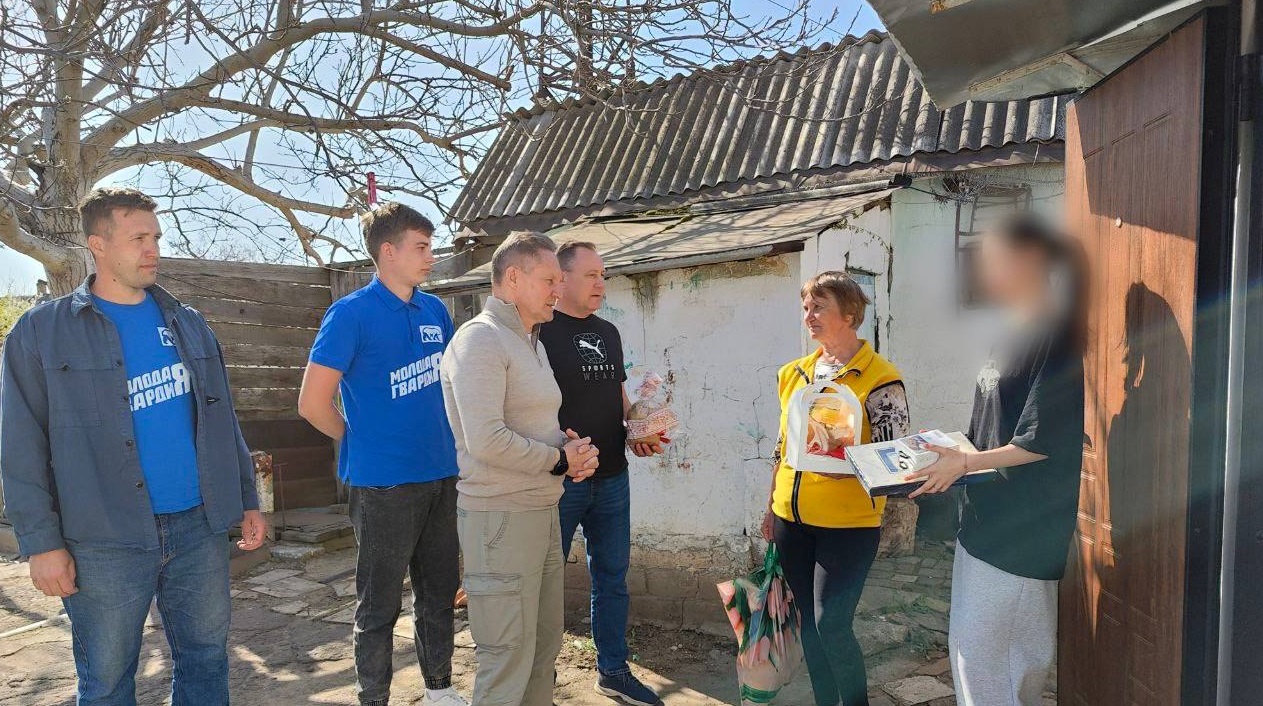 Пензенские активисты "Молодой Гвардии" поздравили жителей Токмака с Пасхой