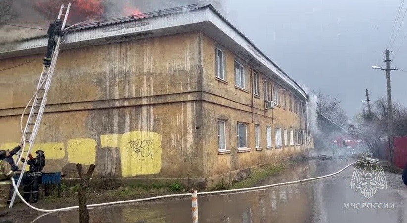 В Пензе горит двухэтажное здание на улице Столярной