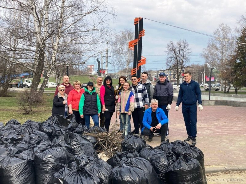 Улицы, аллеи и скверы убирали пензенцы на общегородском субботнике