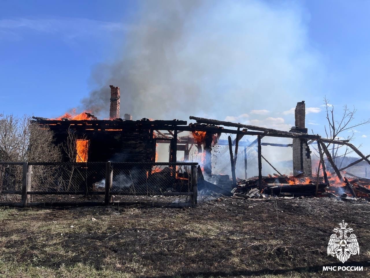В Кузнецком районе из-за шалости детей сгорели дом и постройки