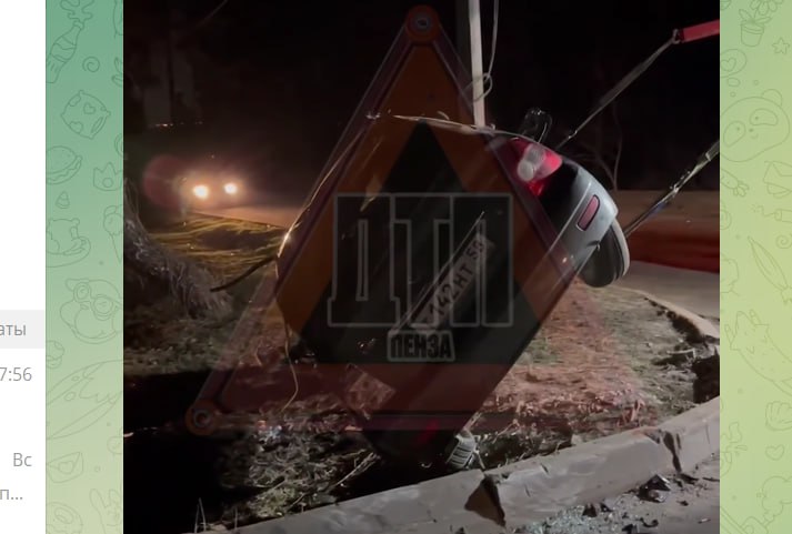 «Приора» перевернулась и улетела в кювет после столкновения со столбом в Пензе