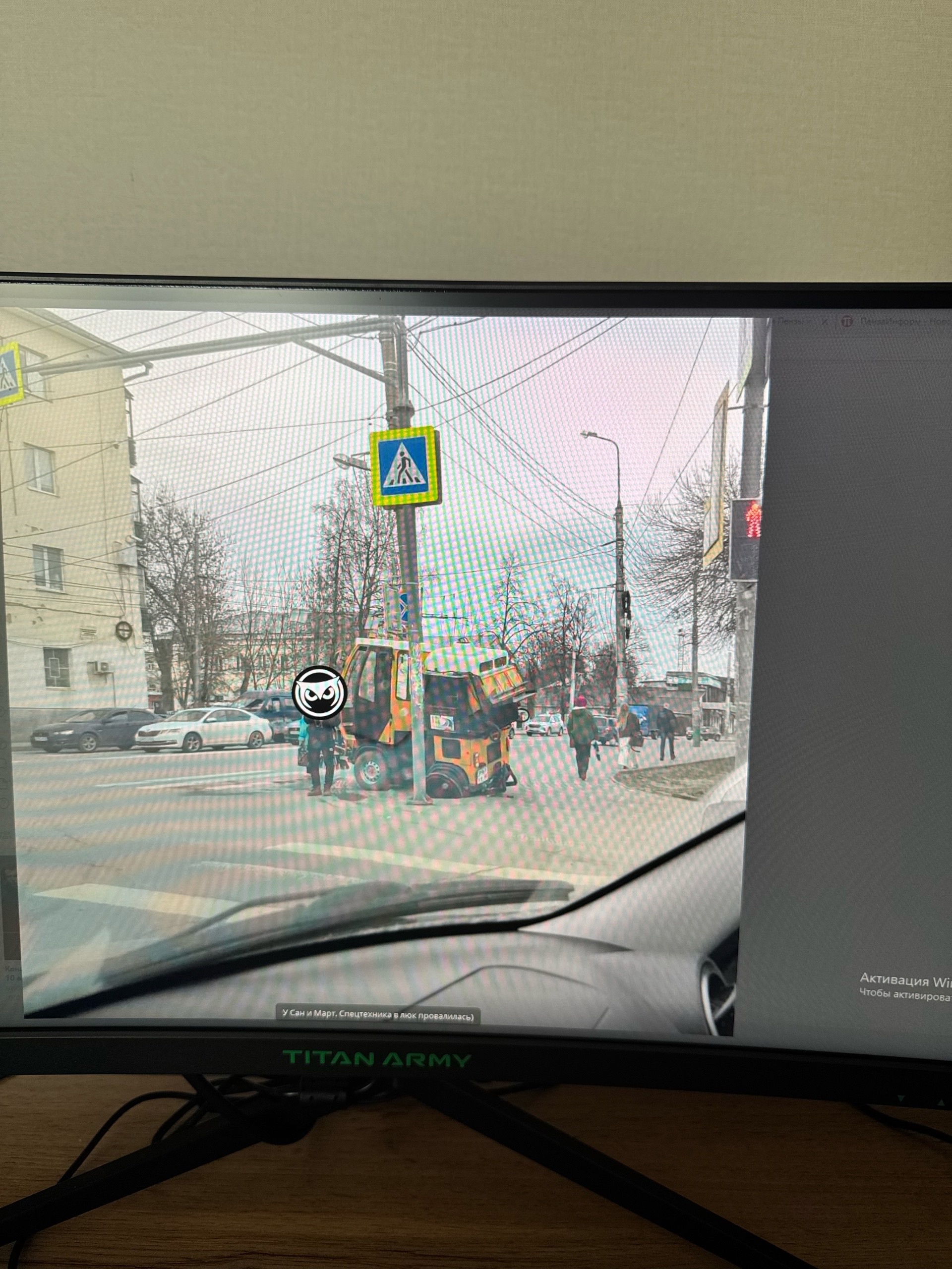 Спецтехника провалилась в люк на улице Плеханова в Пензе