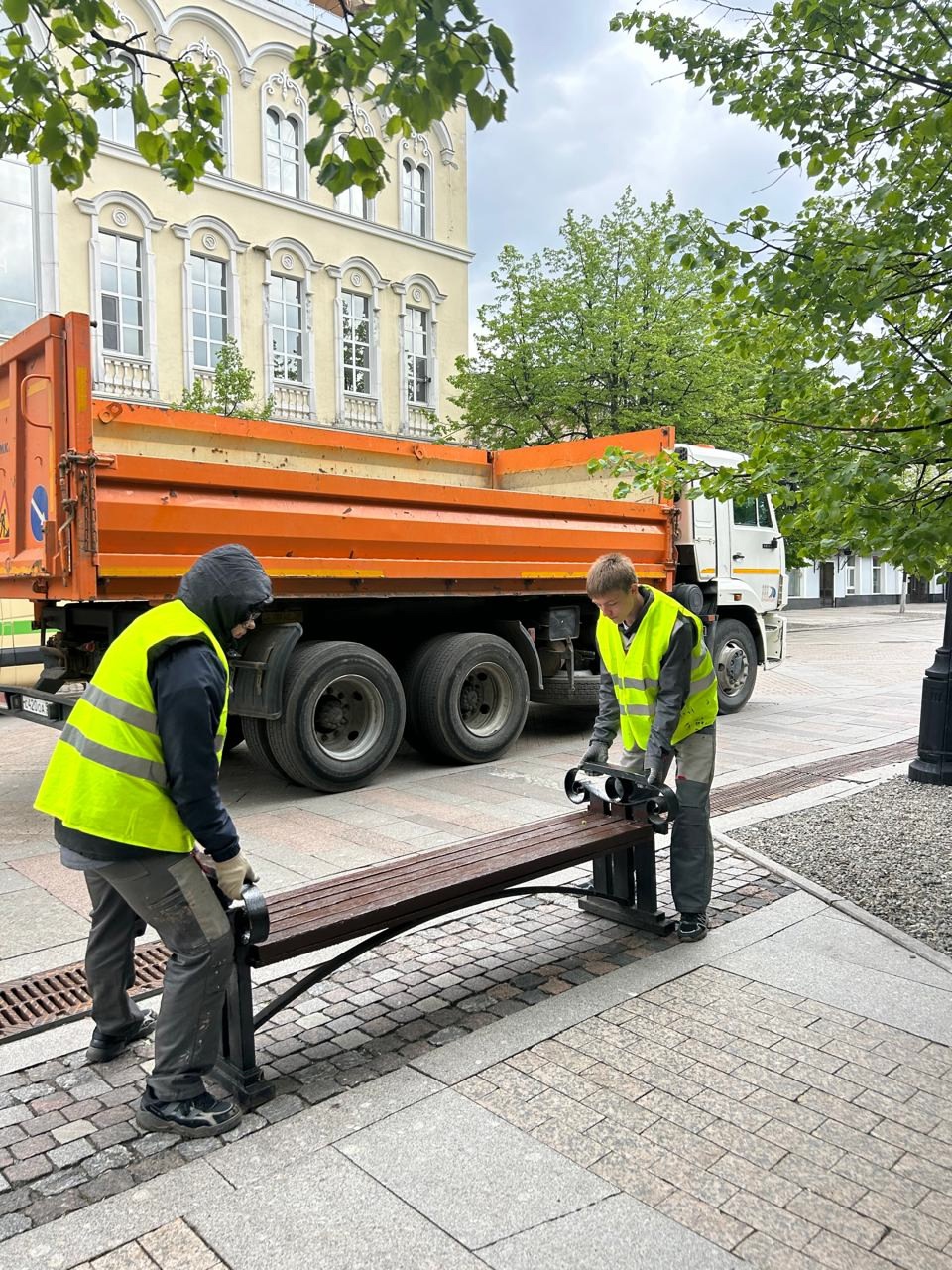 В Пензе на городские улицы после зимы начали возвращать скамейки