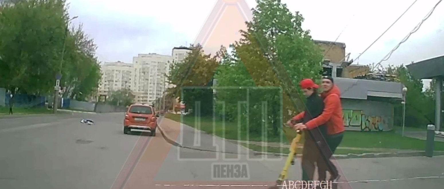 В Пензе мужчина с ребенком на самокате едва не попал под машину